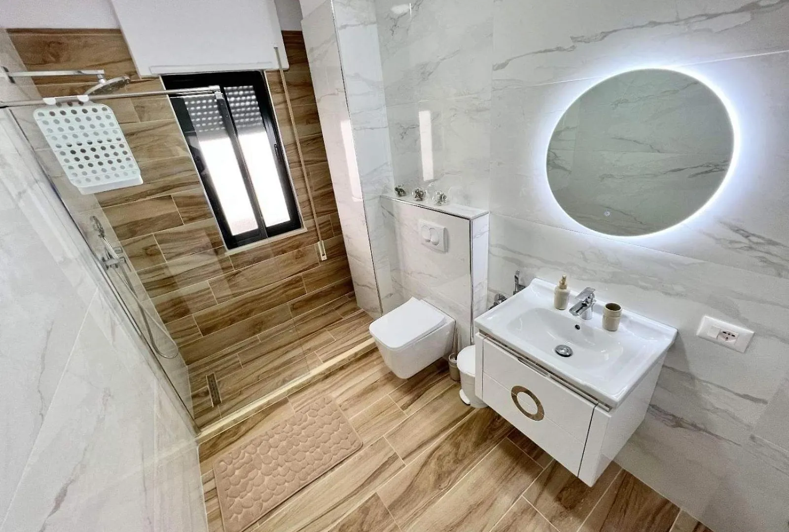 Los Locos Beach Apartment Durrës 0*,  Albanien